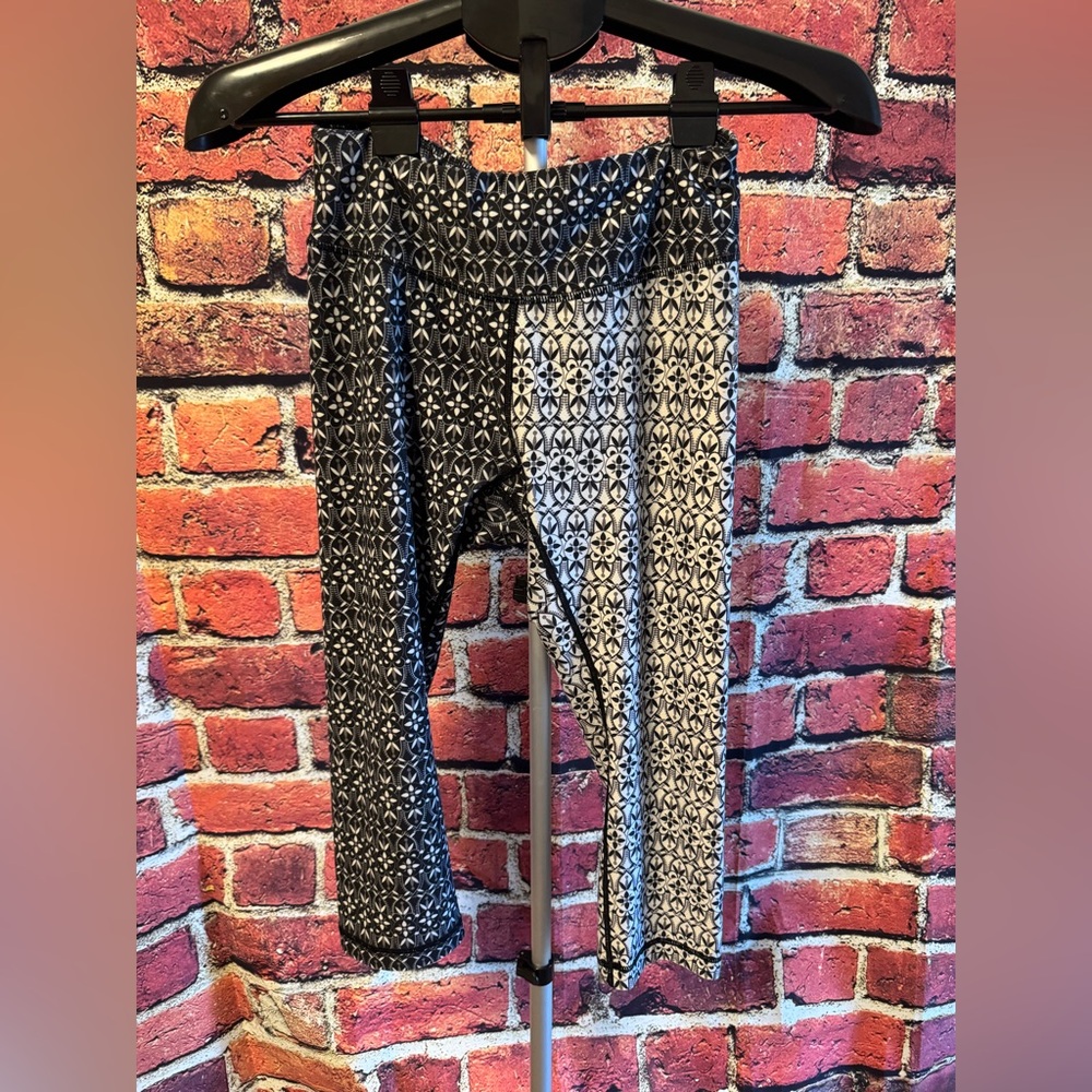 Preowned Reebok Black & White Geometric Cropped Leggings Size S Item #PHK7508